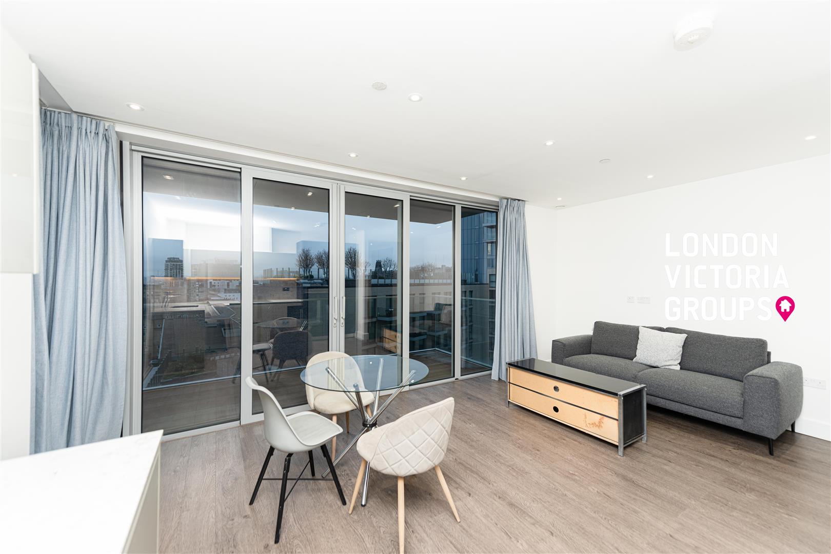 1 bed property in Cassia House, 30 Piazza Walk, London